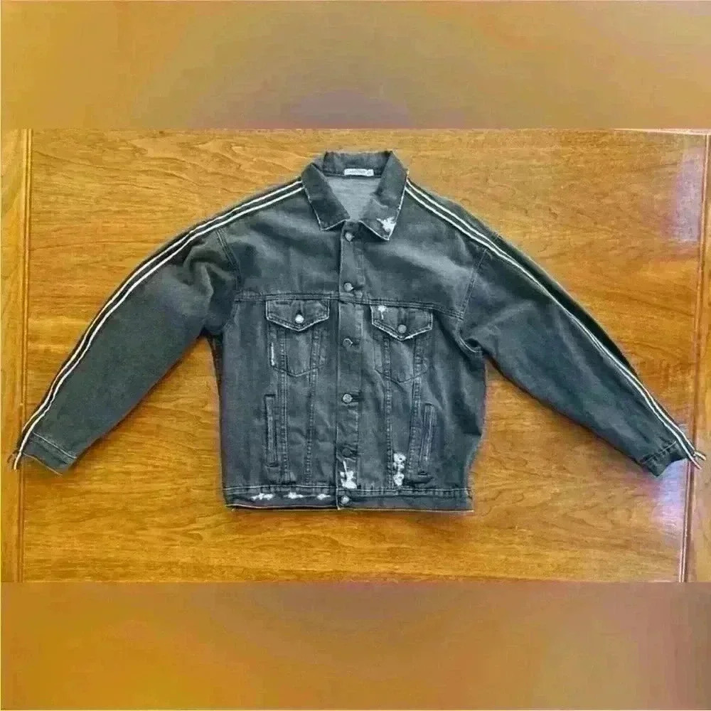 Carmar Men's Distressed Gray/ Black Jean Jacket
With Zippers Size Small EUC! - Picture 9 of 12